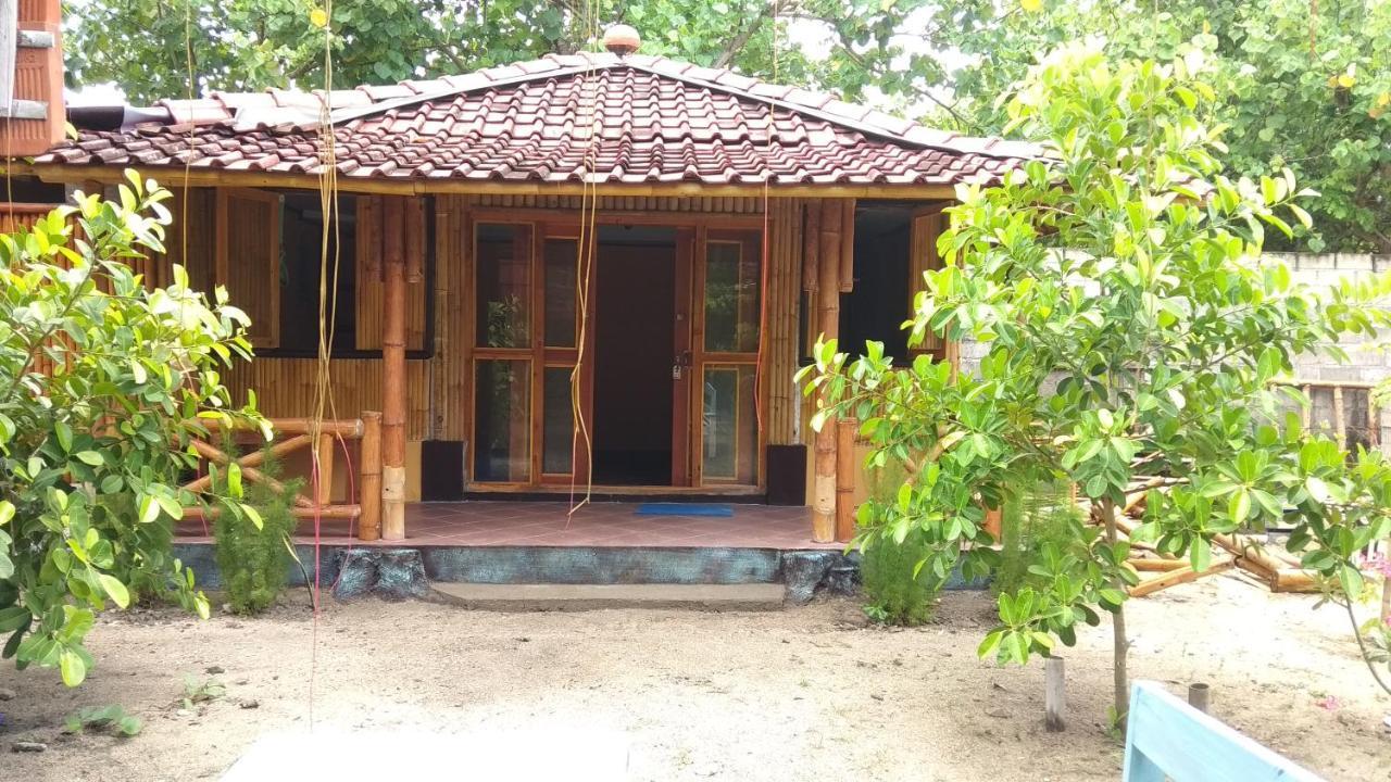 Harry'S Ocean House Watukarung Homestay Kalak Exterior photo