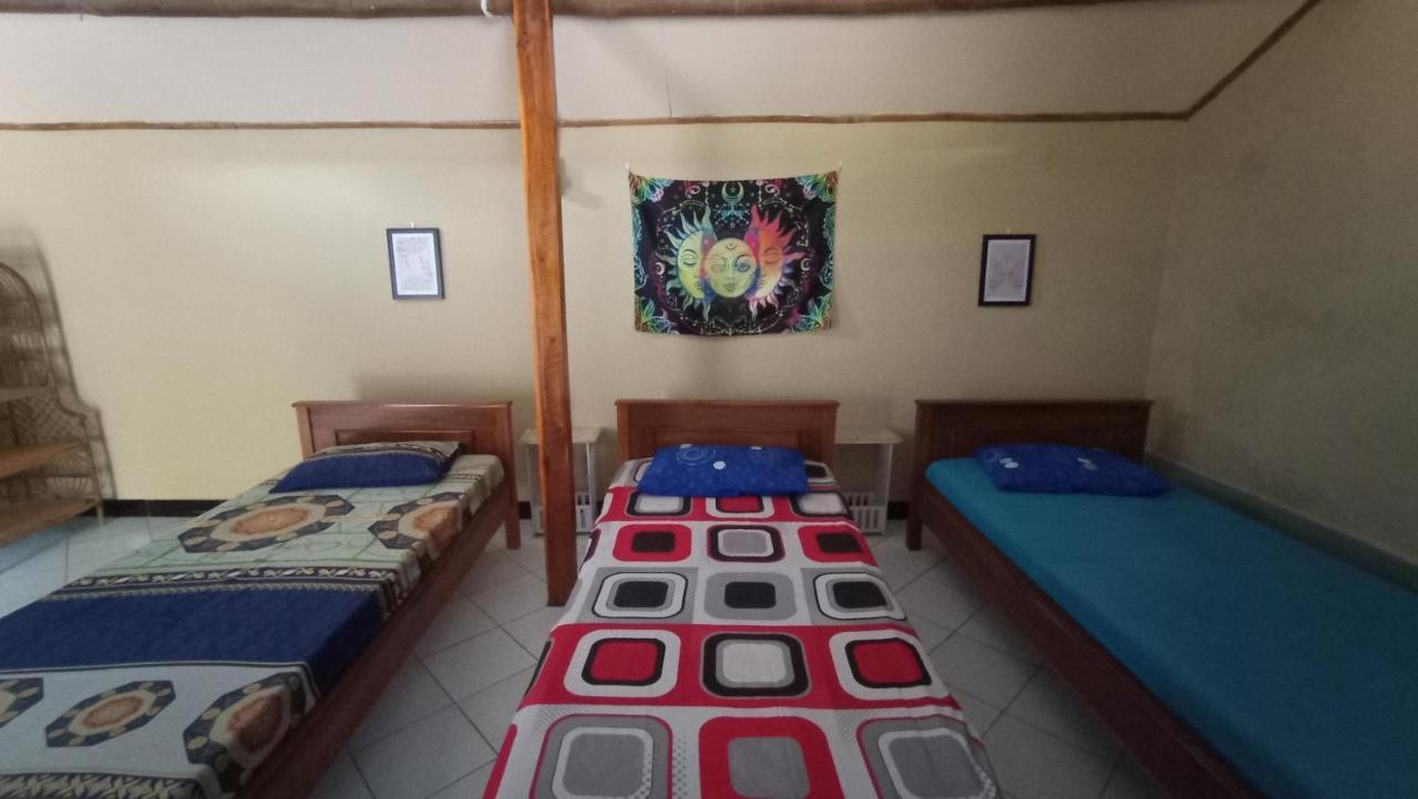 Harry'S Ocean House Watukarung Homestay Kalak Exterior photo