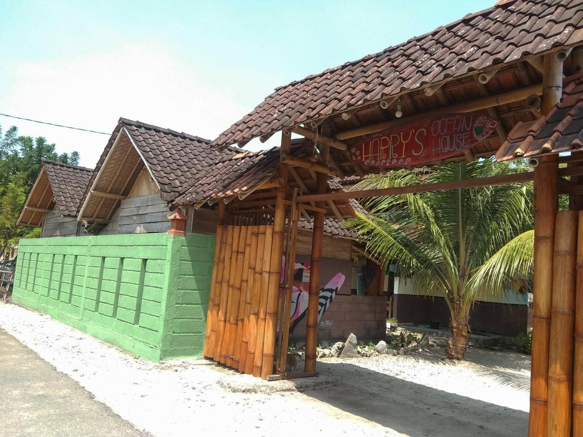 Harry'S Ocean House Watukarung Homestay Kalak Exterior photo